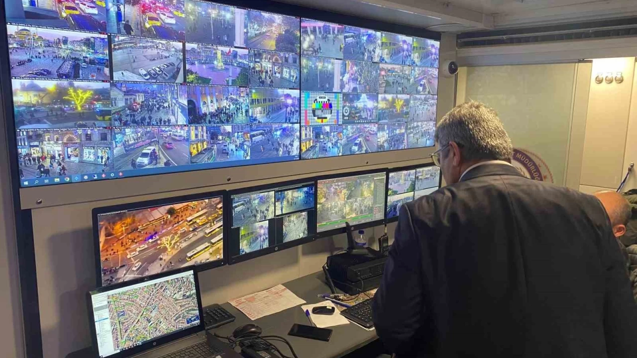 �stanbul Emniyeti'nden Taksim'de mobil komuta merkezli �nlem