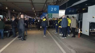 İstanbul'a dönen Fenerbahçe kafilesine coşkulu karşılama