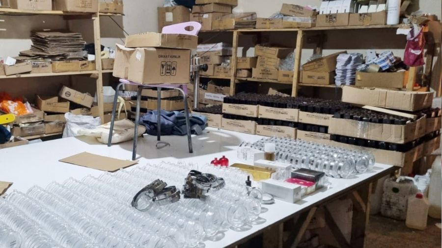 �stanbul'da 27 bin 792 �i�e sahte parf�m ele ge�irildi