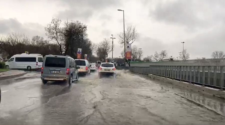 stanbul'da baz caddelerde su birikintileri olutu