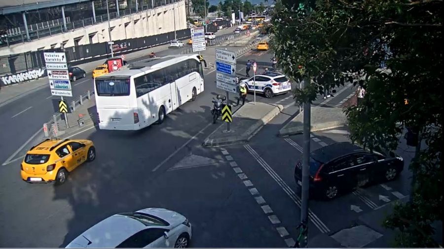stanbul'da film gibi olay kamerada: Alkoll taksici arpt polisi srkleyip kat