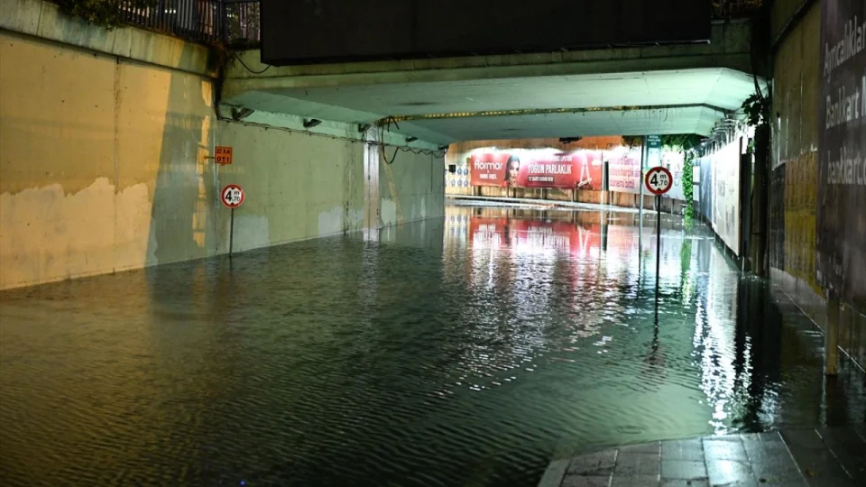 İstanbul'da gök gürültülü sağanak etkili oldu