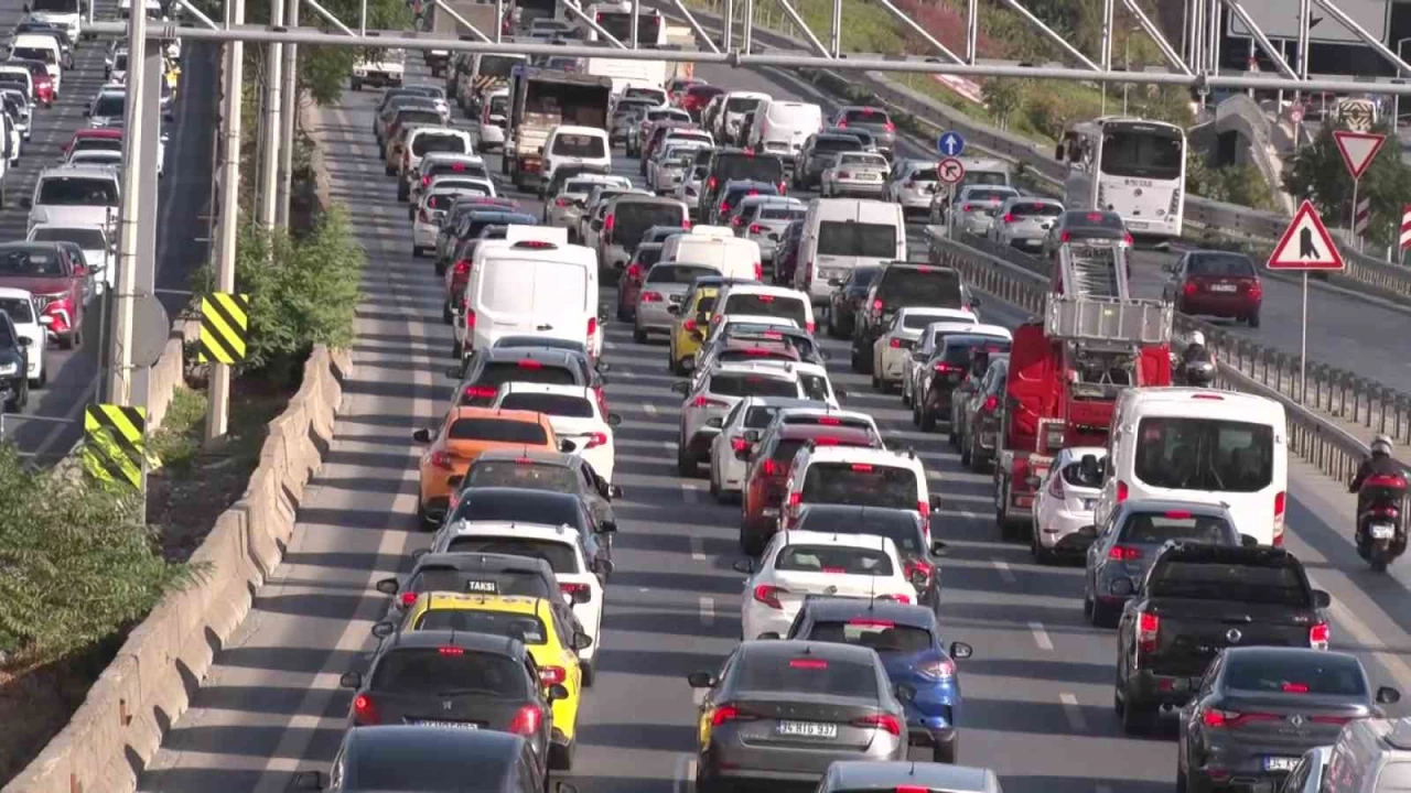 stanbul'da i k saatinde trafik younluu yzde 71'e ulat