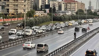 İstanbul'da sağanak yağış trafiği olumsuz etkiledi