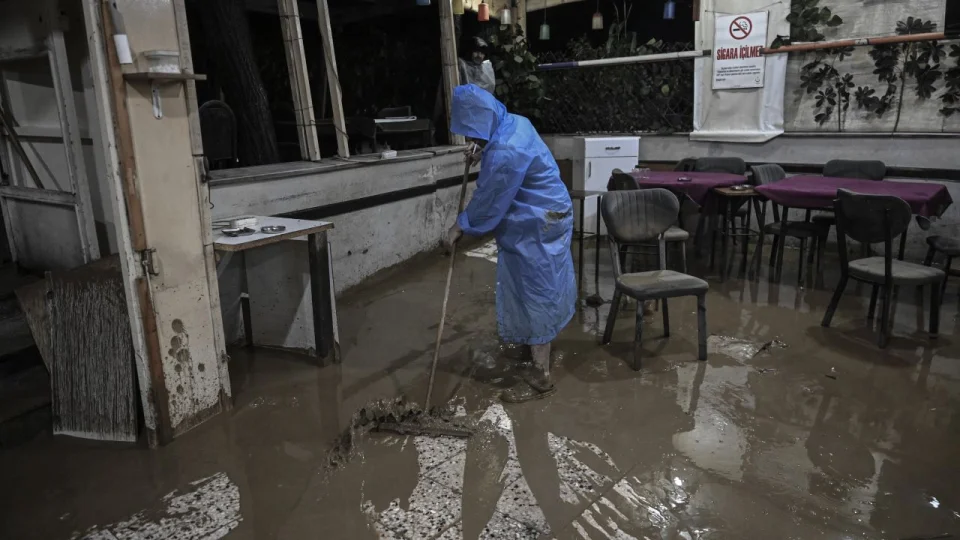 �stanbul'da �iddetli ya����n olumsuz etkileri s�r�yor
