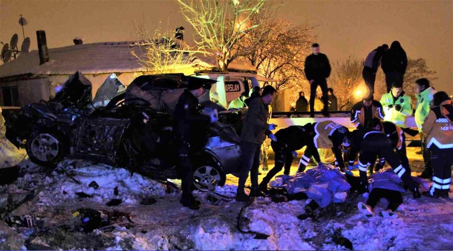 İstinat duvarına çarpan otomobil 4 gence mezar oldu