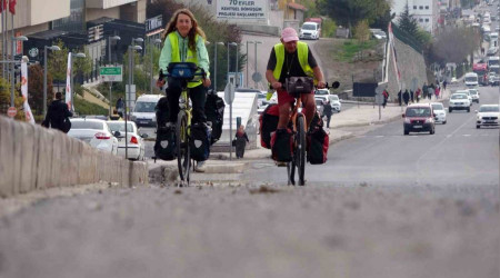 İsviçreli çift torunlarına kavuşmak için pedal çeviriyor