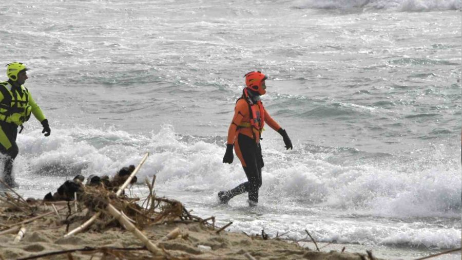 �talya a��klar�nda g��men teknesi batt�: 30 �l�