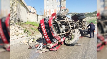 İtfaiye aracı virajı alamayınca devrildi