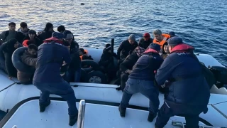 İzmir açıklarında 160 düzensiz göçmen yakalandı