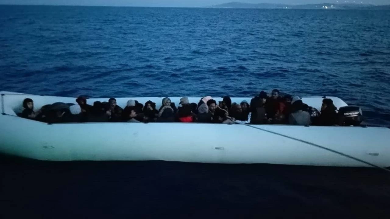 İzmir açıklarında 34 düzensiz göçmen yakalandı