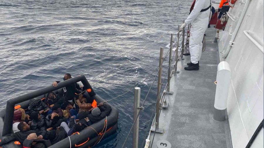 �zmir a��klar�nda 48 g��men yakaland�