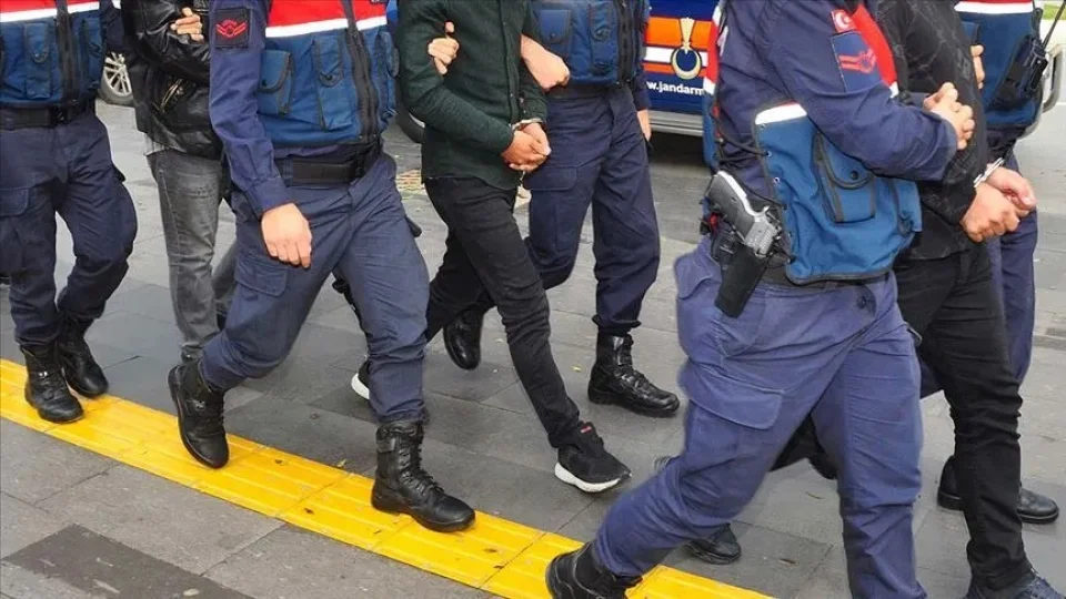 �zmir merkezli "kurgu kazalarla sigorta doland�r�c�l���" operasyonunda 24 zanl� tutukland�