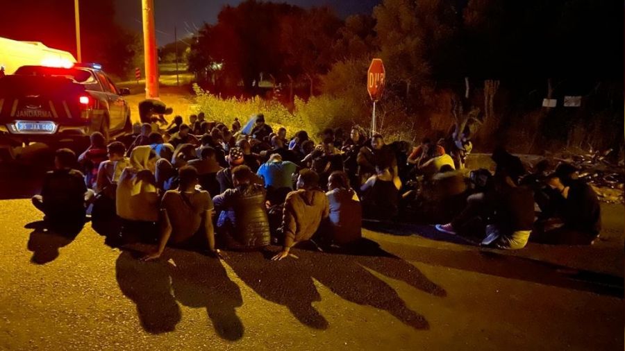 İzmir'de bir gecede 442 kaçak göçmen yakalandı