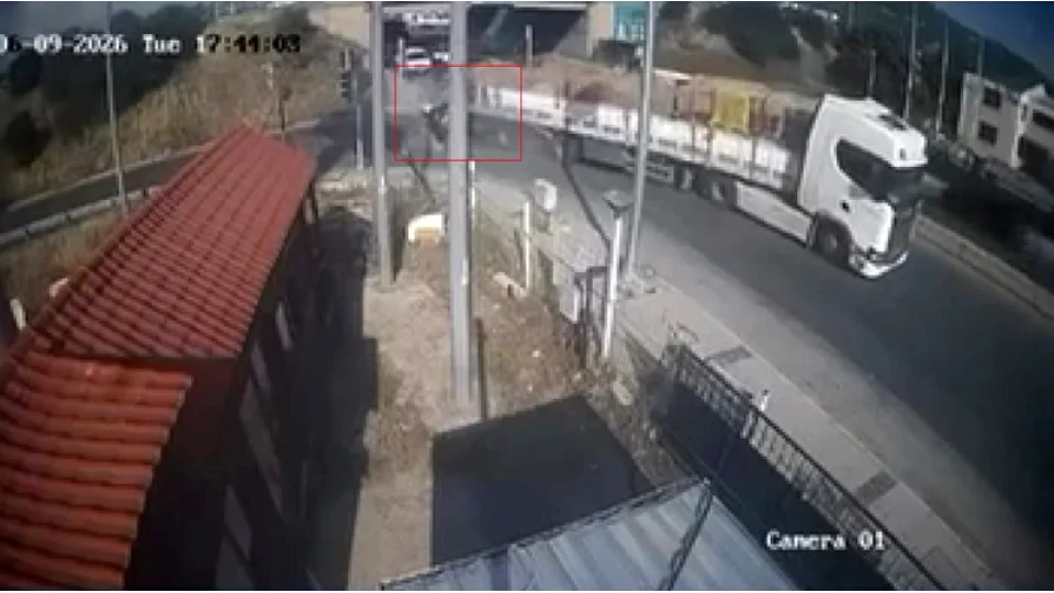 �zmir'de feci kaza: T�ra adeta ok gibi sapland�