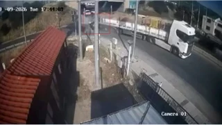 �zmir'de feci kaza: T�ra adeta ok gibi sapland�