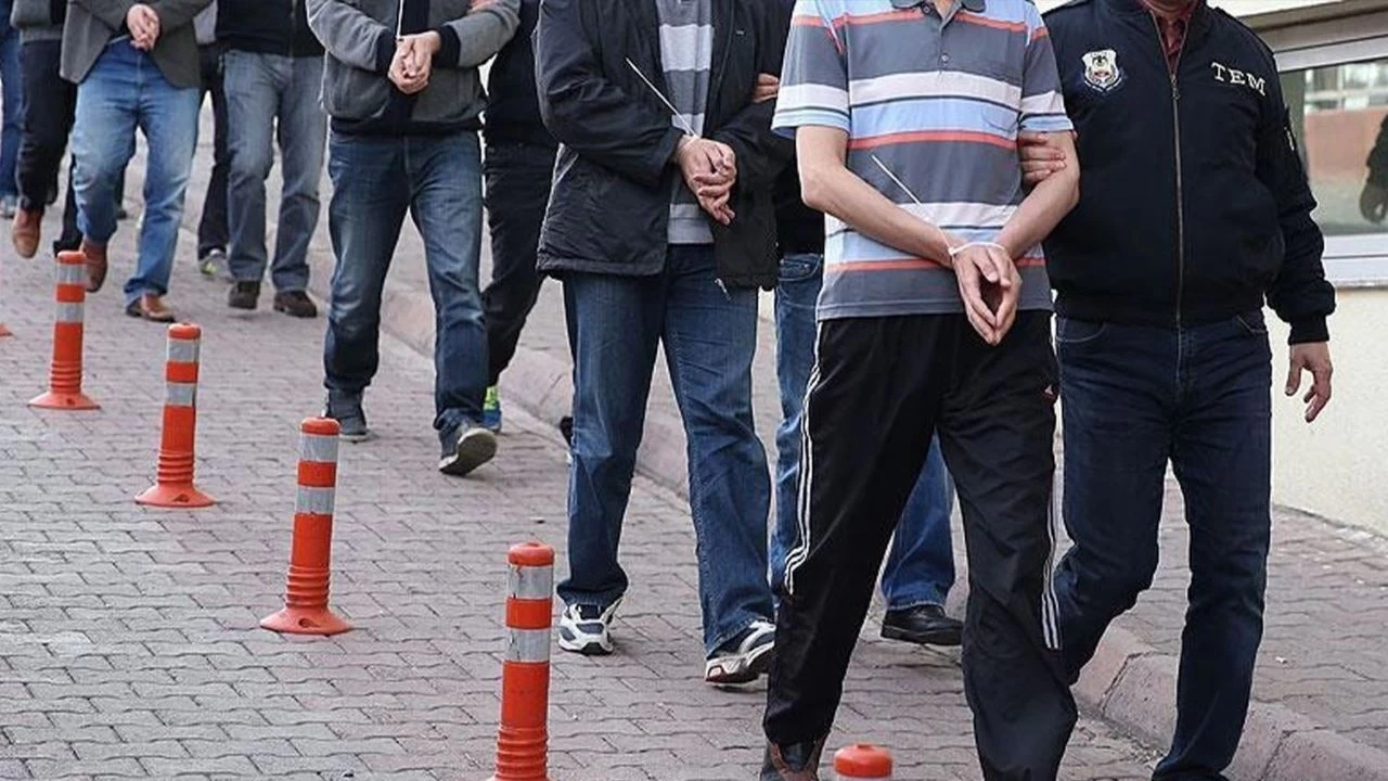 İzmir'de FETÖ operasyonu: 14'ü polis 20 gözaltı