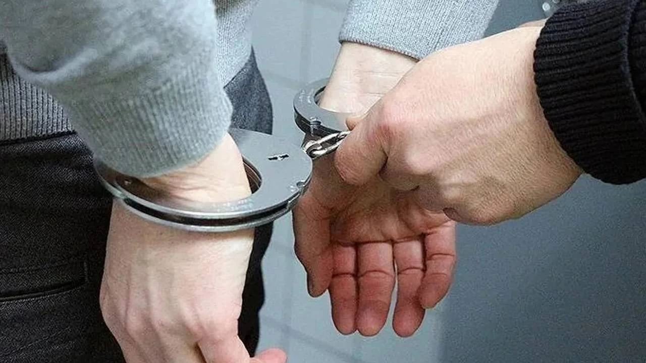 İzmir'de kız çocuğunu taciz ettiği iddiasıyla aranan zanlı yakalandı