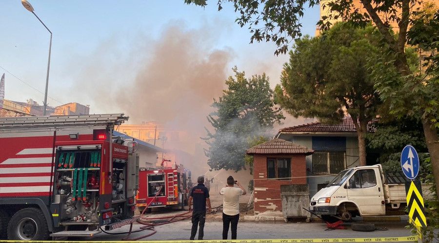 �zmir'de korkun� olay: �at� ��kt�, itfaiye eri alevlerin i�ine d��t�