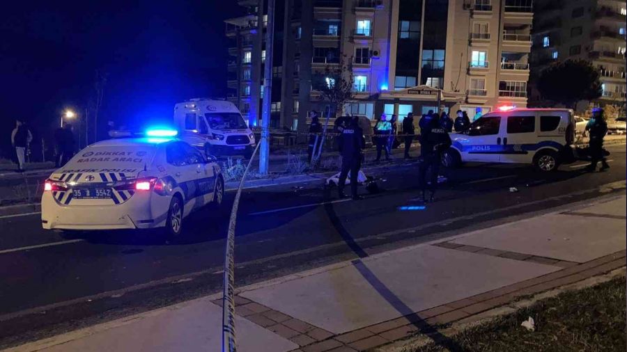 �zmir'de motosiklet kazas�: 1 �l�, 1 yaral�