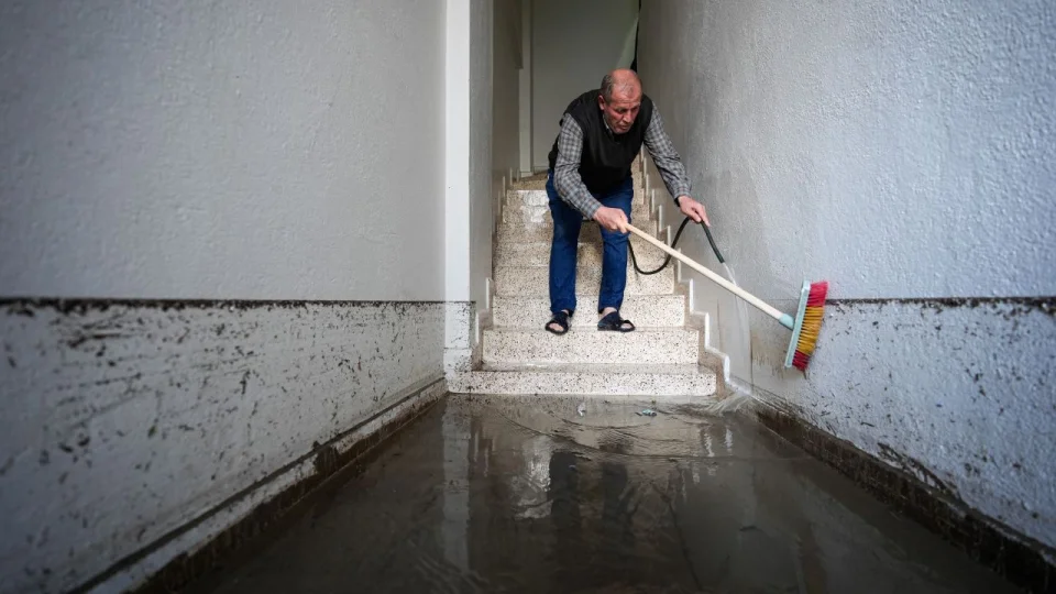 �zmir'de su basan ev ve i� yerlerinde temizlik yap�l�yor