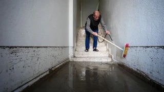 İzmir'de su basan ev ve iş yerlerinde temizlik yapılıyor