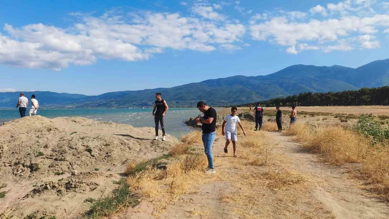 İznik Gölü'ne giren iki kuzen kayboldu