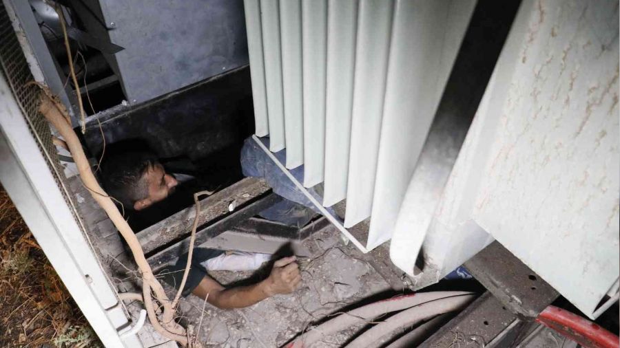 Kablo çalmak için girdiği trafo içerisinde sıkışınca yakalandı