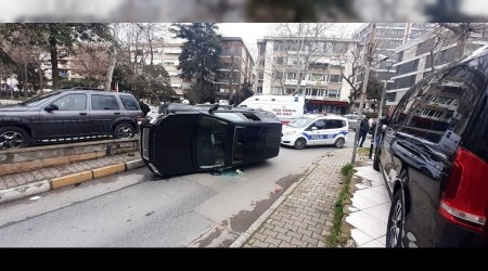 Kadıköy'de lüks cip yan yattı