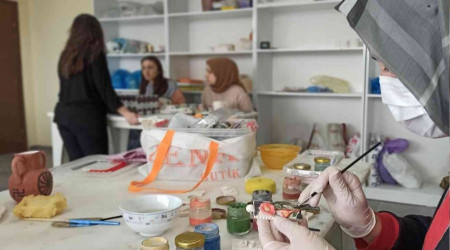 Kadınlar çamuru sanatla buluşturuyor