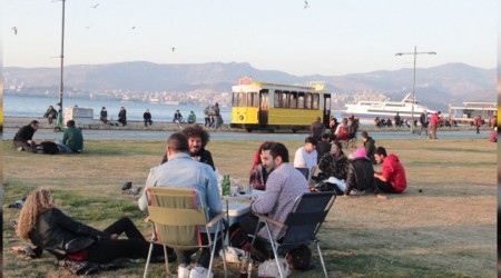 Kafe ve restoranlar kapandı, vatandaş sahile koştu