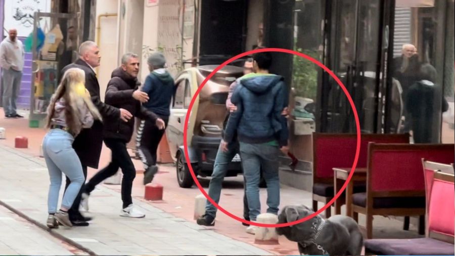 Kafede baltalarla birbirlerine girdiler