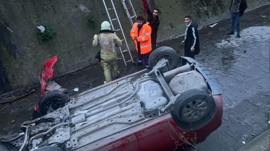 Kağıthane'de otomobil dereye uçtu
