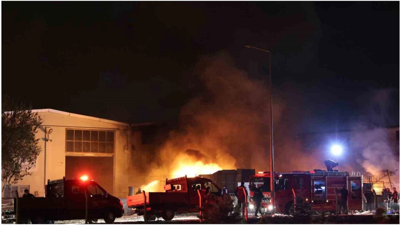 Kalıp fabrikasındaki malzemeler alev alev yandı