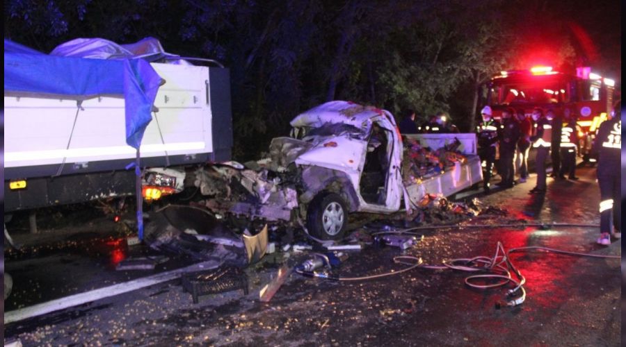 Kamyonet t�ra �arp�p hurdaya d�nd�