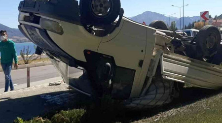 Kamyonetin çarptığı üniversite öğrencisi yaralandı