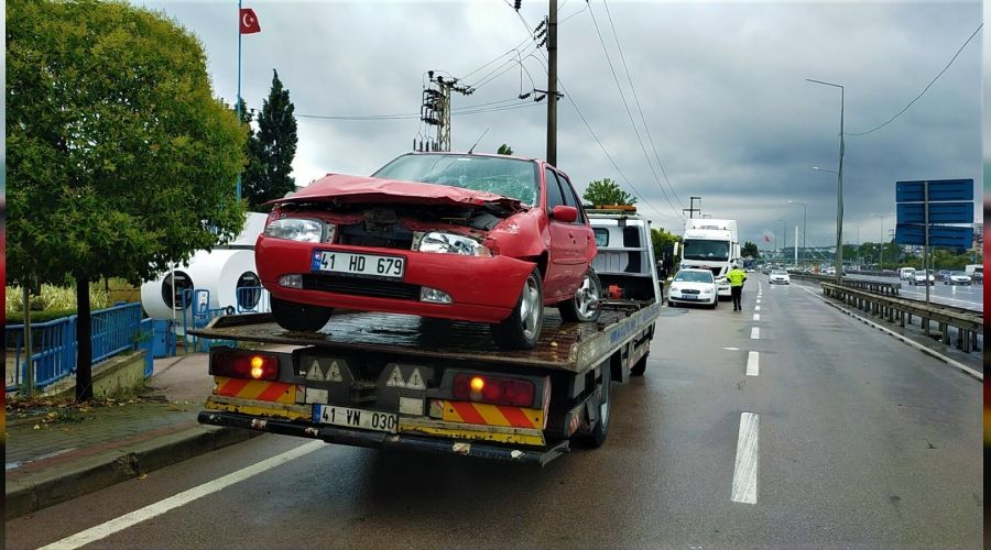 Kamyonun arpt otomobil trn altna girdi