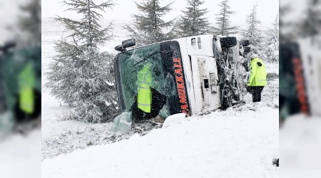 Kar yağdı yolcu otobüsü devrildi
