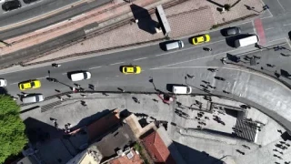 Karak�y'de yayalar�n bariyerlerle imtihan�
