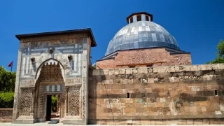 Karatay Medresesi: Anadolu Selçuklu sanatının çini işlemeli abidesi