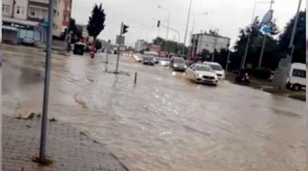 Karayolunu su bastı