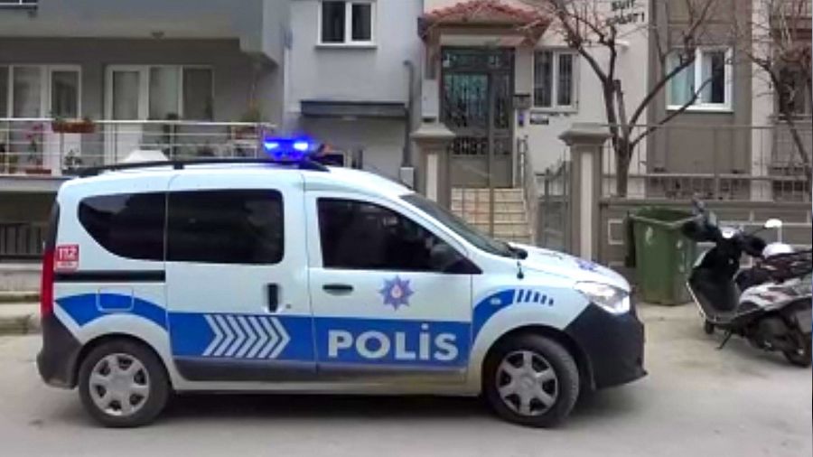 Kardeşini karnından bıçakladı