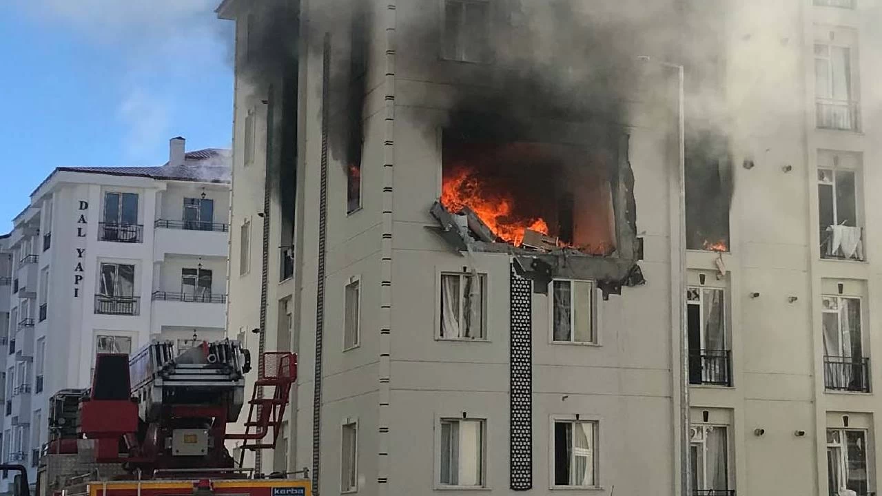 Kars'ta bir binada meydana gelen patlamada 3 kişi yaralandı