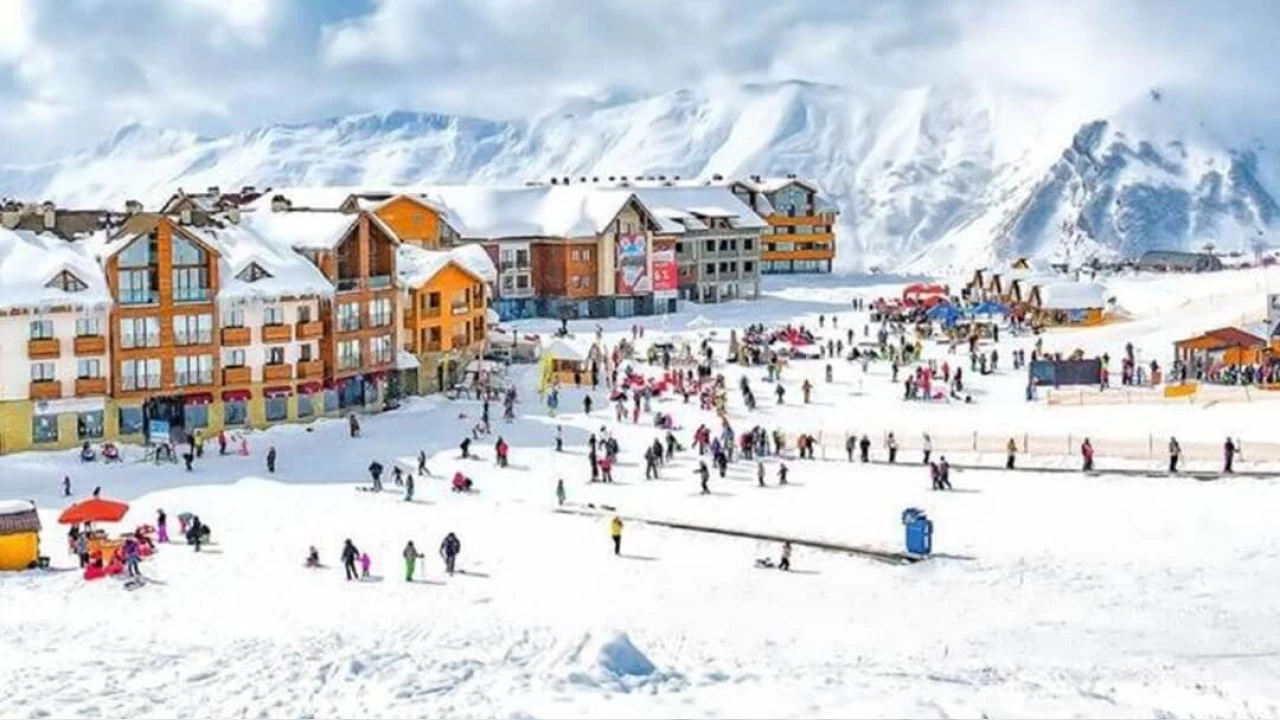 Kayak merkezi Gudauri'de bir restoran�n yatakhanesinden 12 ceset ��kt�