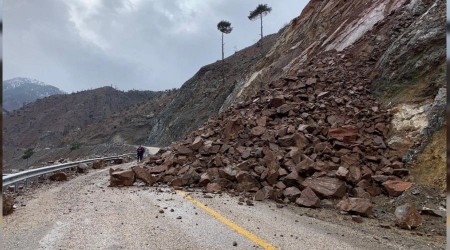 Kayseri'deki heyelan yolu ulaşıma kapattı