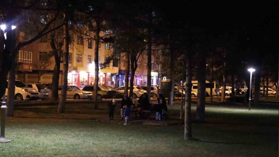 Kayserililer depremlerin ard�ndan ak�am� parklarda ge�iriyor