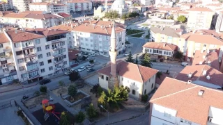 Kayymzade camisi tm ihtiamyla ayakta duruyor