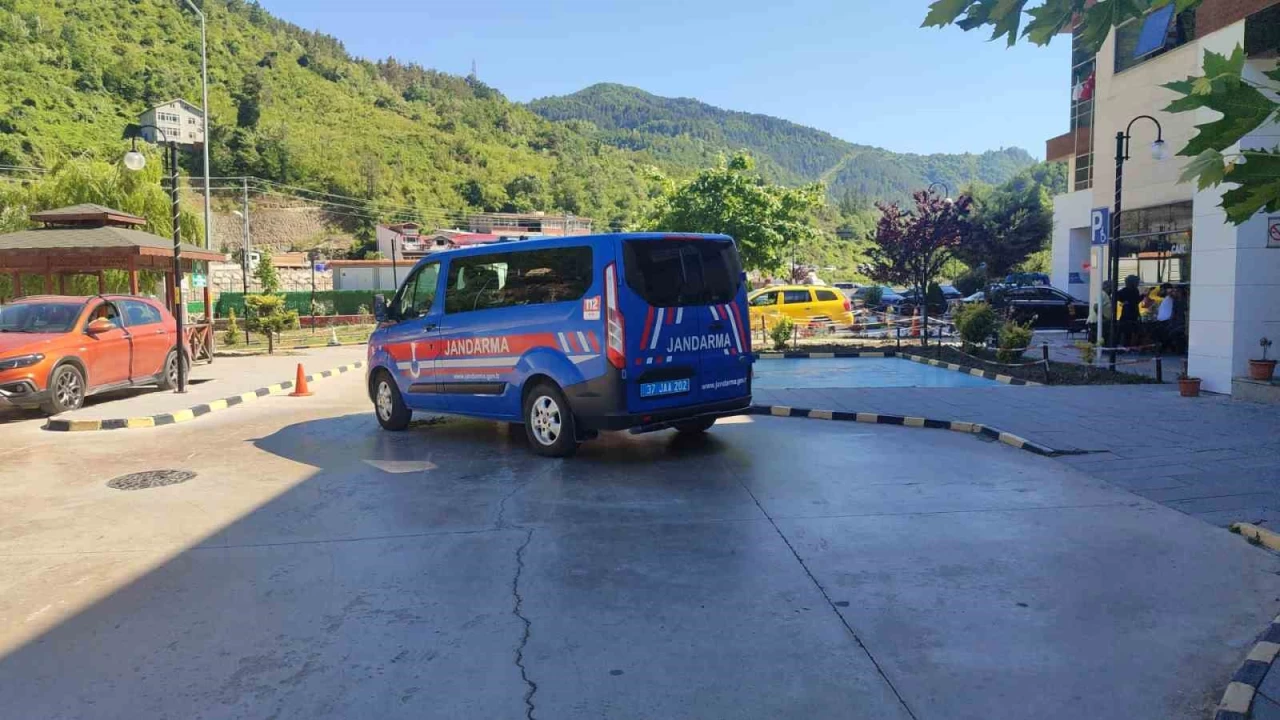 Kazara ate� alan silahla eni�tesini vurdu