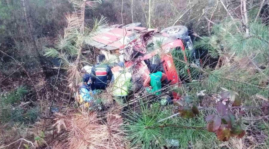 Kazaya giden itfaiye ekibi kaza yapt�: 4 �l�