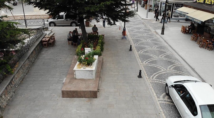 Kent merkezindeki 'Mehul Asker' mezar dikkat ekiyor